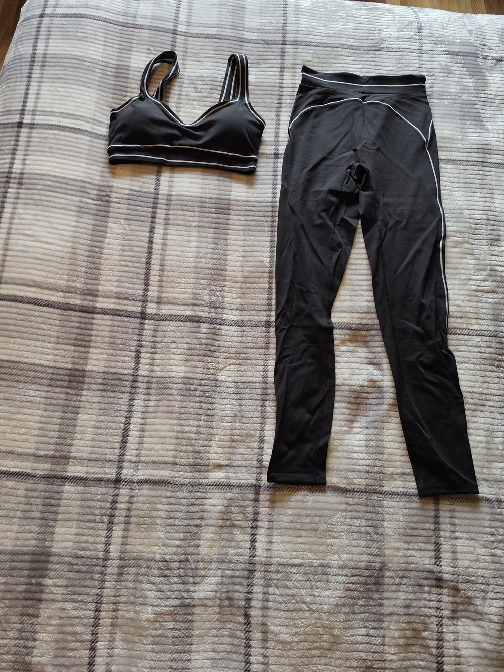 Black Sports Bra and Leggings Set with White Piping